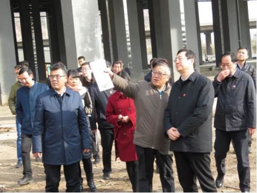 省委常委、西寧市委書記王曉在青海省物產(chǎn)集團總公司黨委書記、總經(jīng)理王玉輝陪同下，深入青海物產(chǎn)朝陽物流園區(qū)。